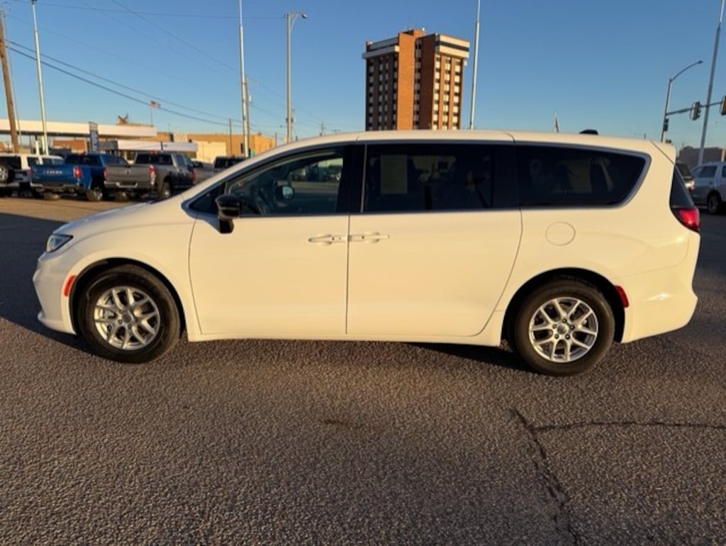 Used 2024 Chrysler Pacifica Touring L