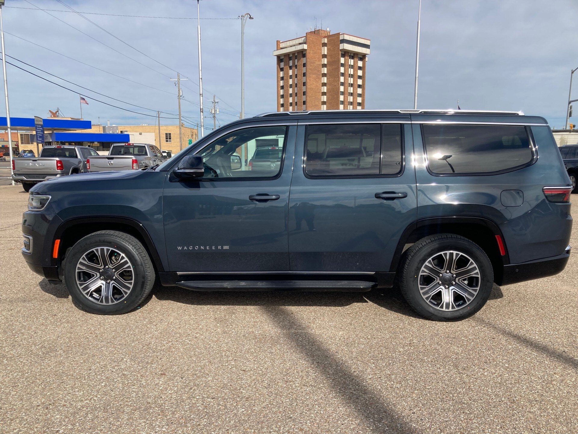 2023 Jeep Wagoneer Base photo 2