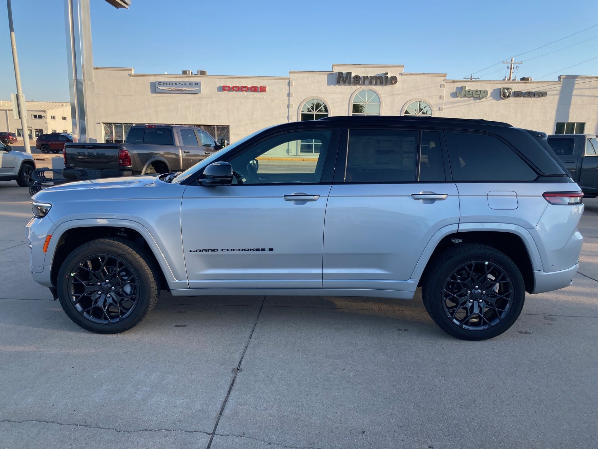 2025 Jeep Grand Cherokee Summit photo 4