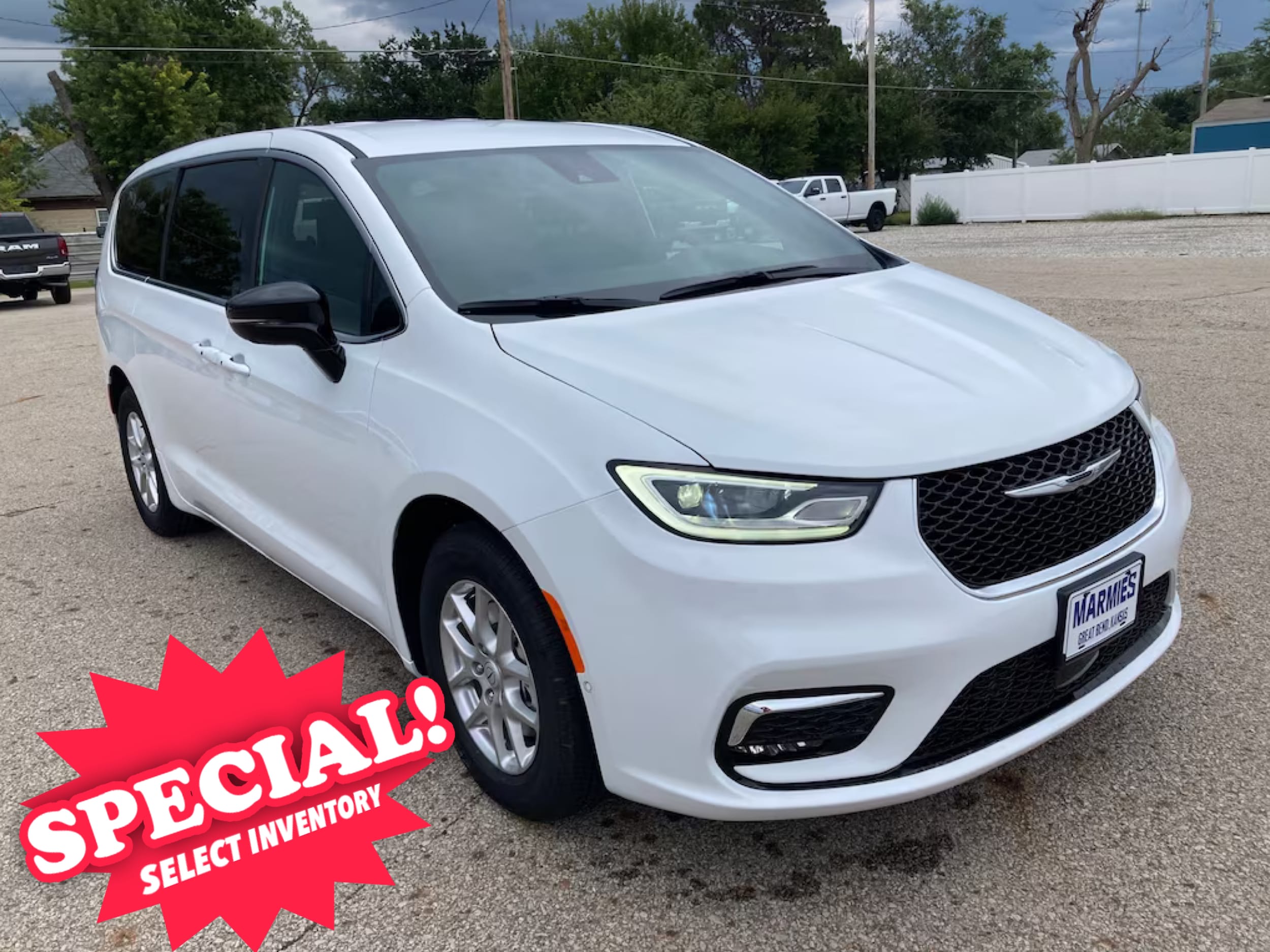 2026 Chrysler Pacifica Select's photo