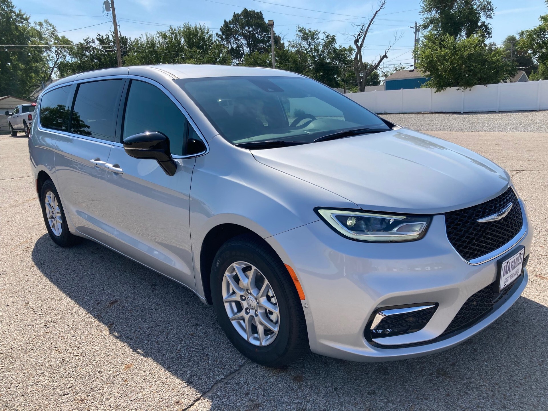 2026 Chrysler Pacifica photo 2