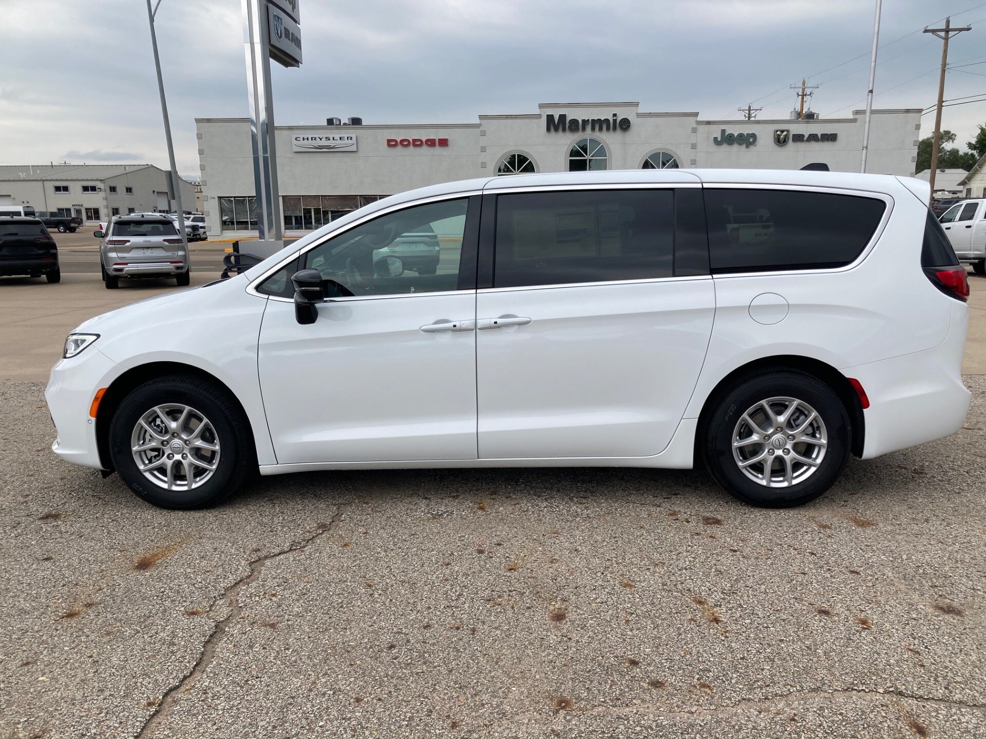 2026 Chrysler Pacifica photo 4