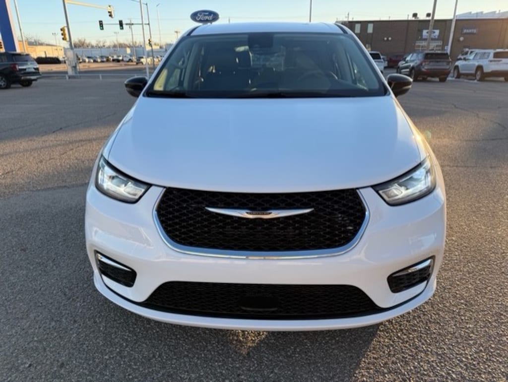 Used 2024 Chrysler Pacifica Touring L