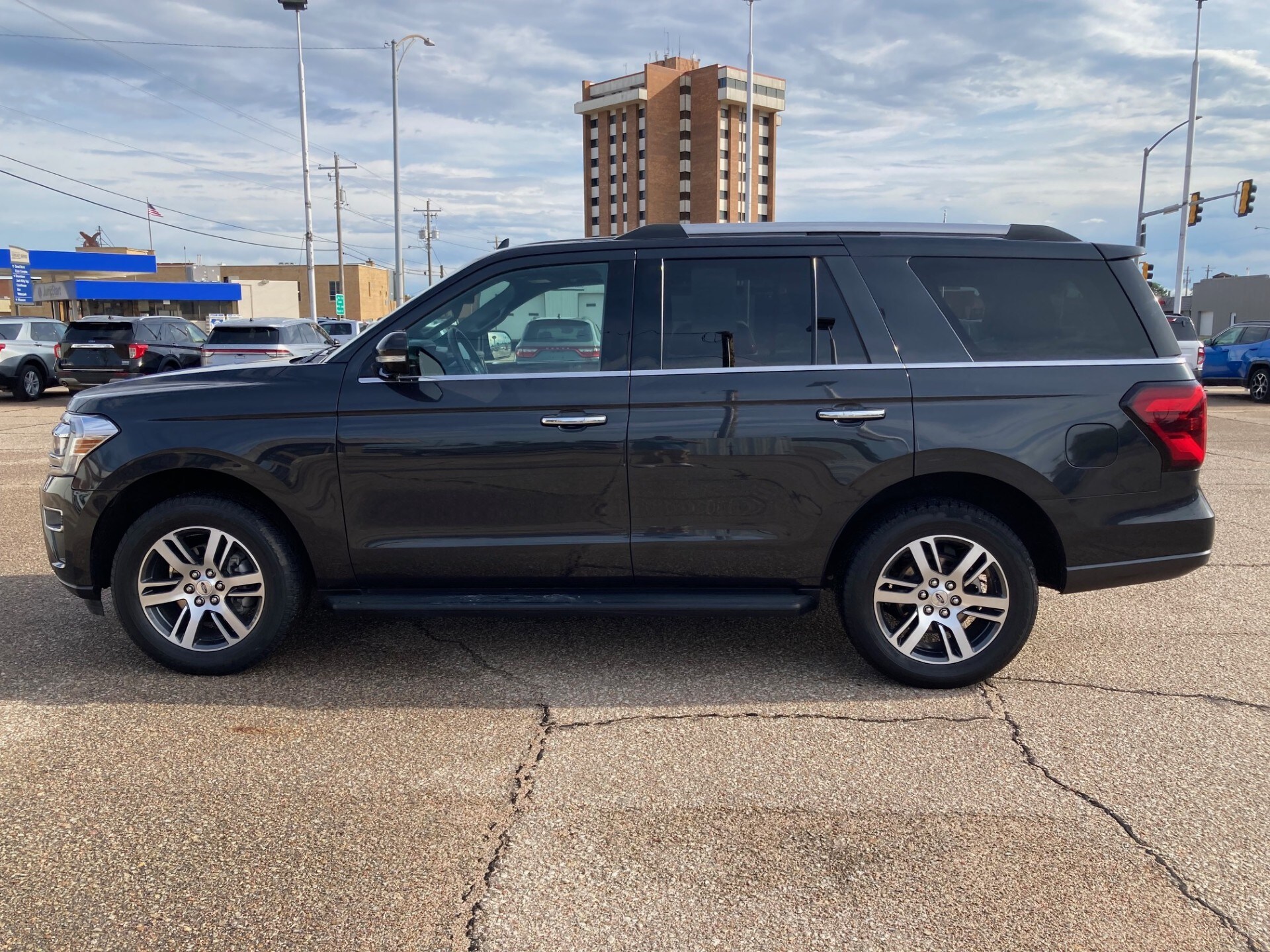 2024 Ford Expedition Limited photo 4