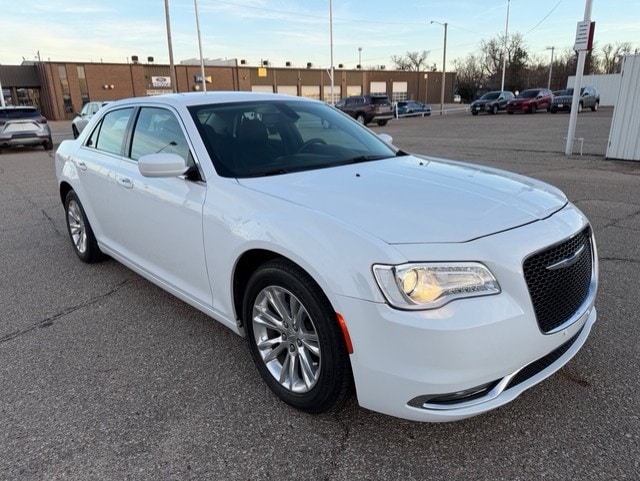 2018 Chrysler 300 Touring's photo