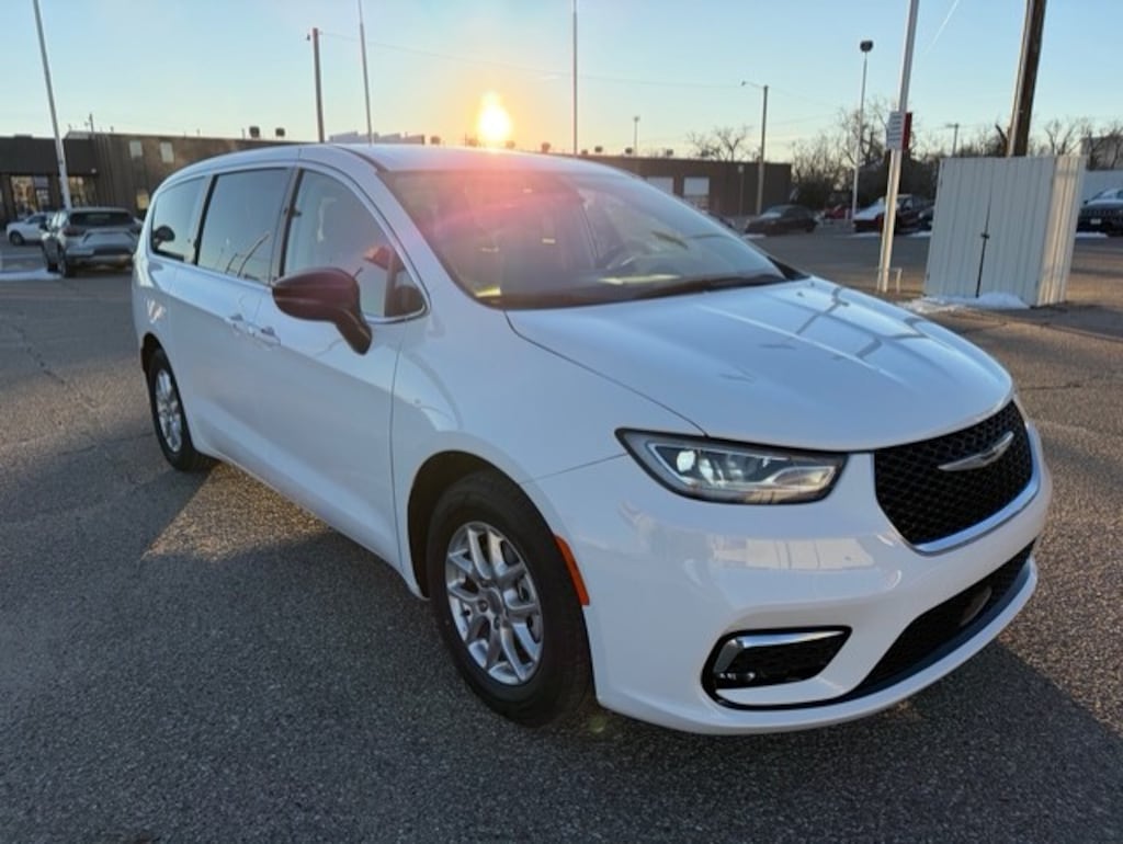 Used 2024 Chrysler Pacifica Touring L
