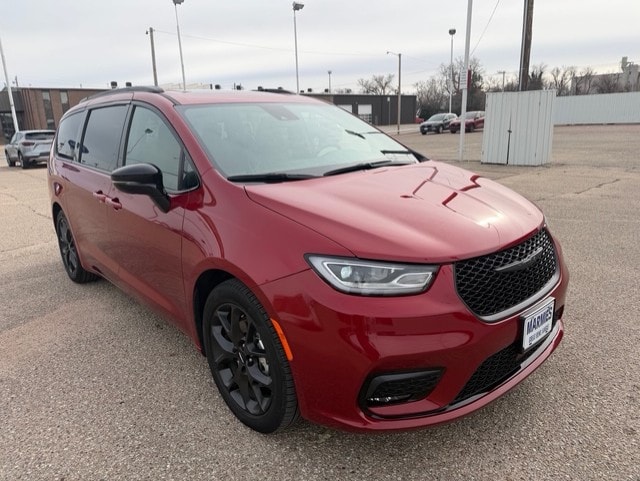 2025 Chrysler Pacifica Limited's photo