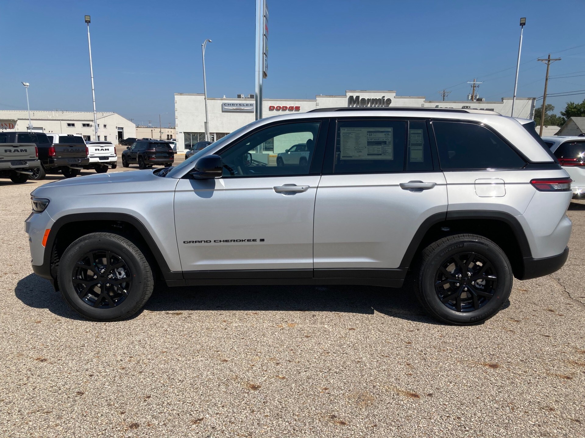 2025 Jeep Grand Cherokee Laredo photo 4