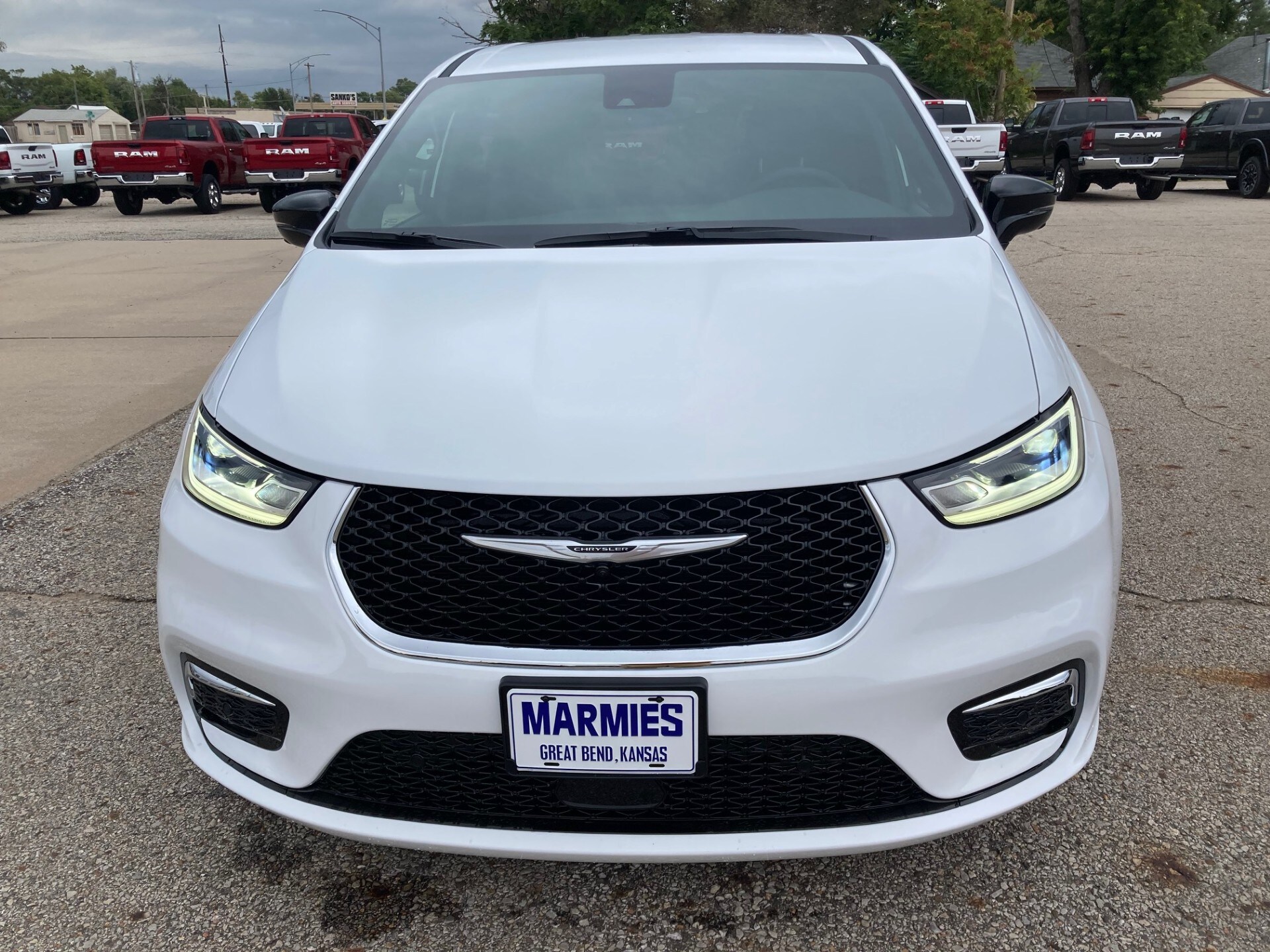 2026 Chrysler Pacifica photo 2