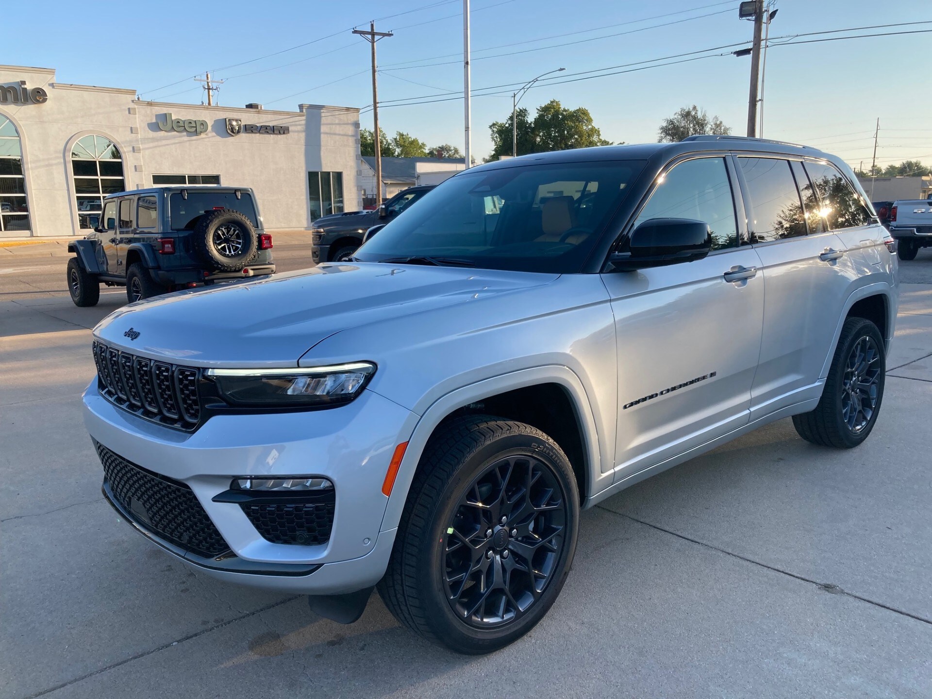 2025 Jeep Grand Cherokee Summit photo 3