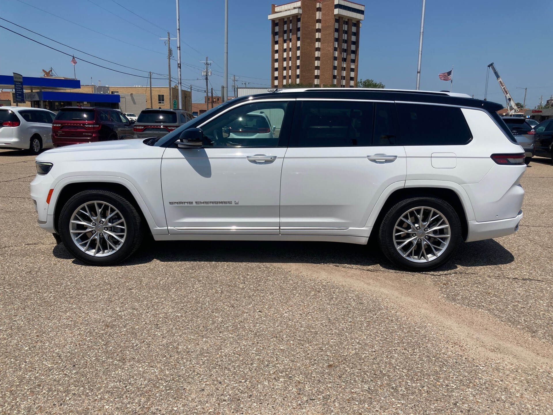 2023 Jeep Cherokee L Summit Reserve photo 3