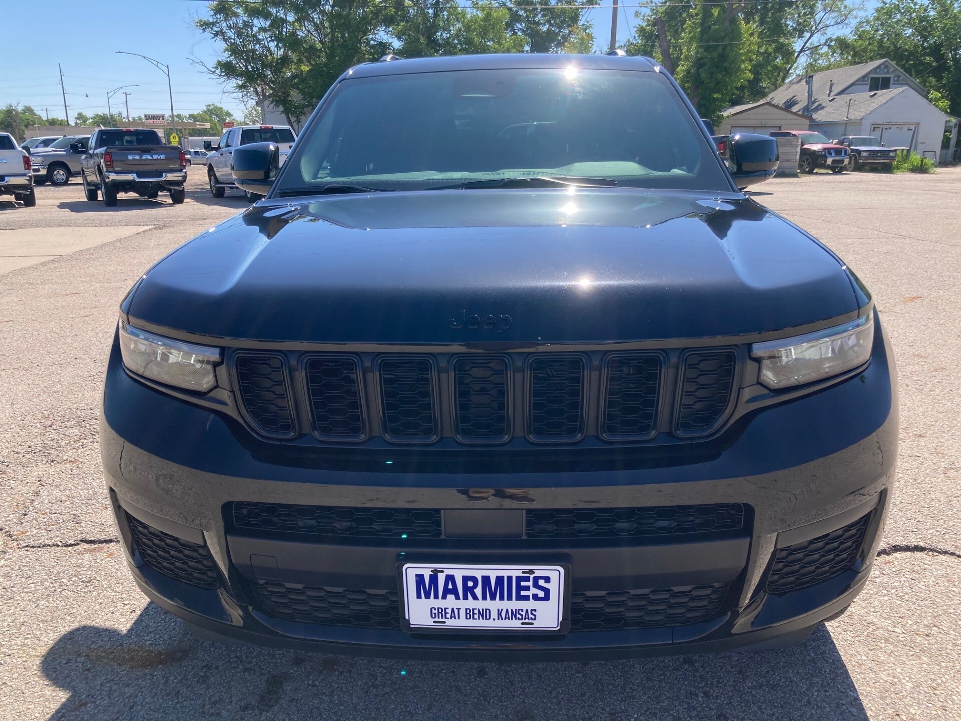 2025 Jeep Grand Cherokee Laredo photo 3