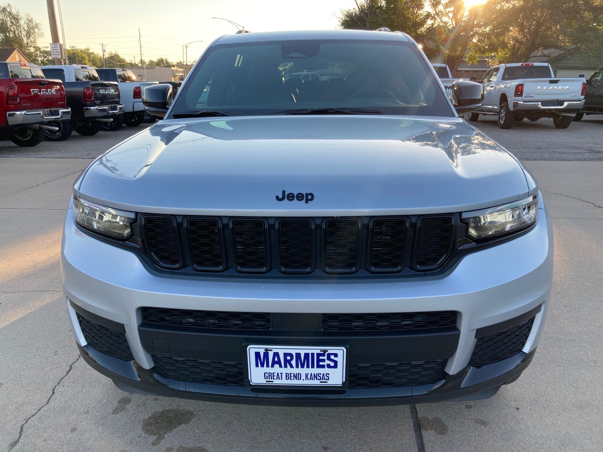 2025 Jeep Grand Cherokee Laredo photo 2