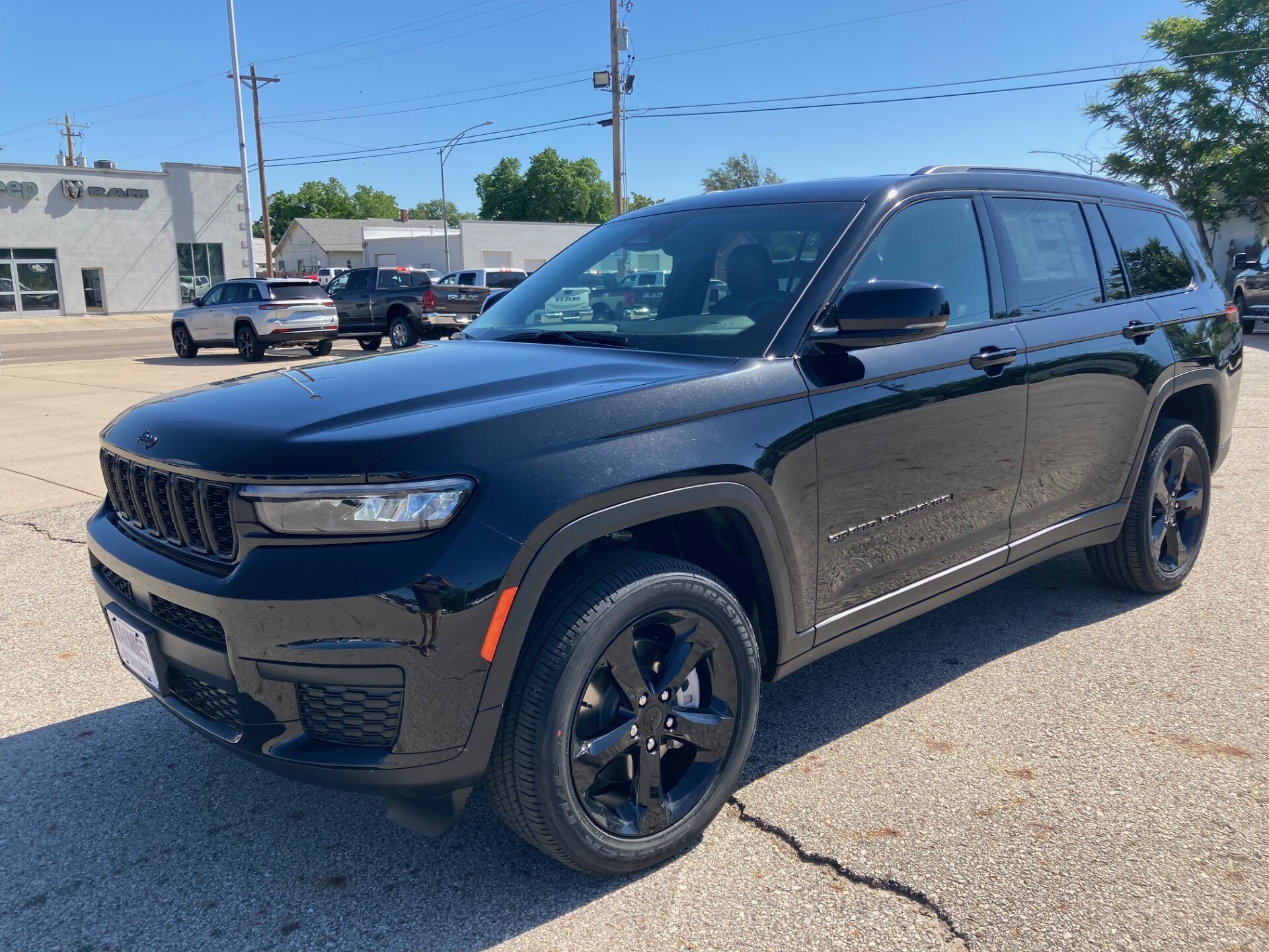 2025 Jeep Grand Cherokee Laredo photo 4