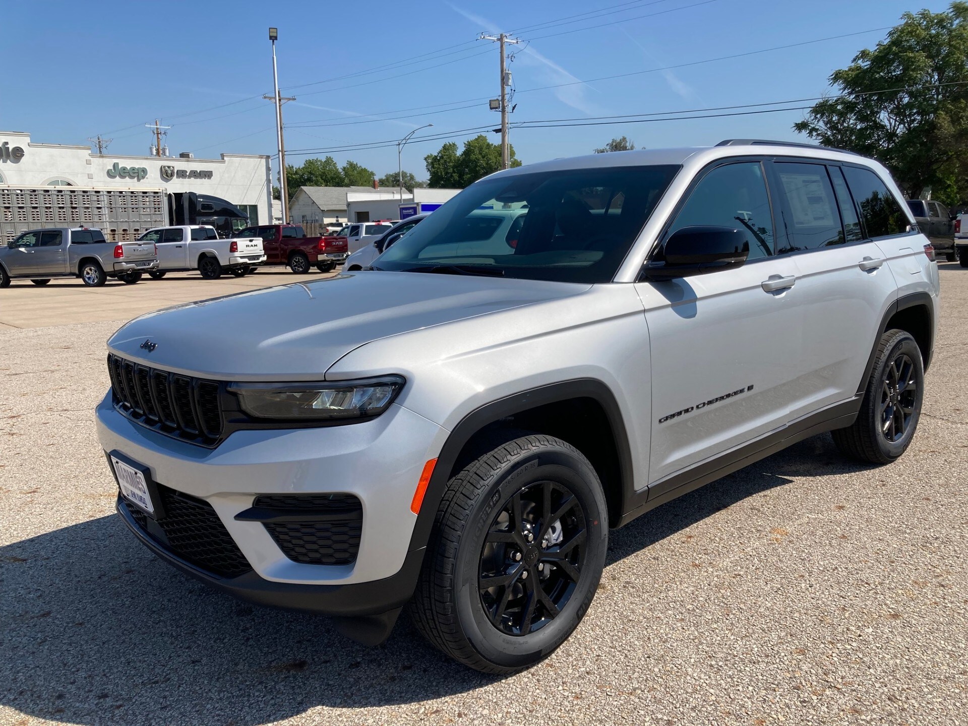 2025 Jeep Grand Cherokee Laredo photo 3
