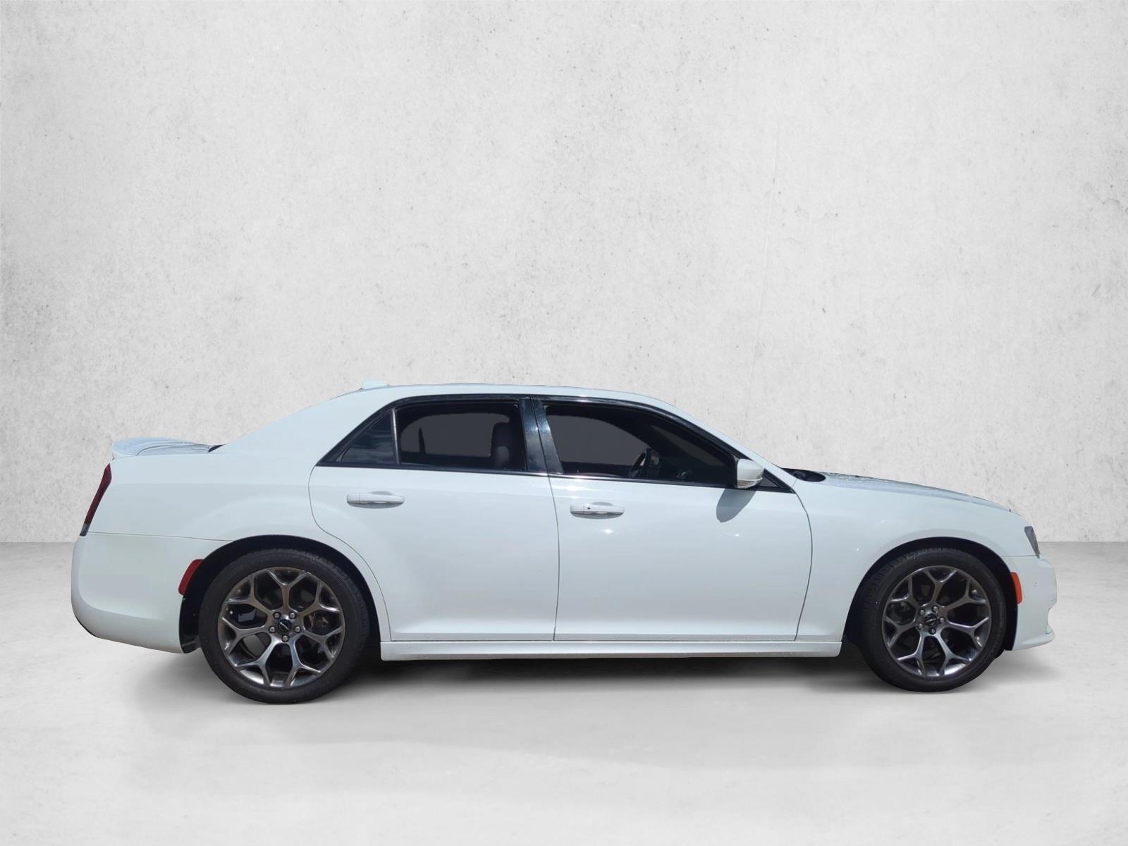 2018 Chrysler 300 photo 4