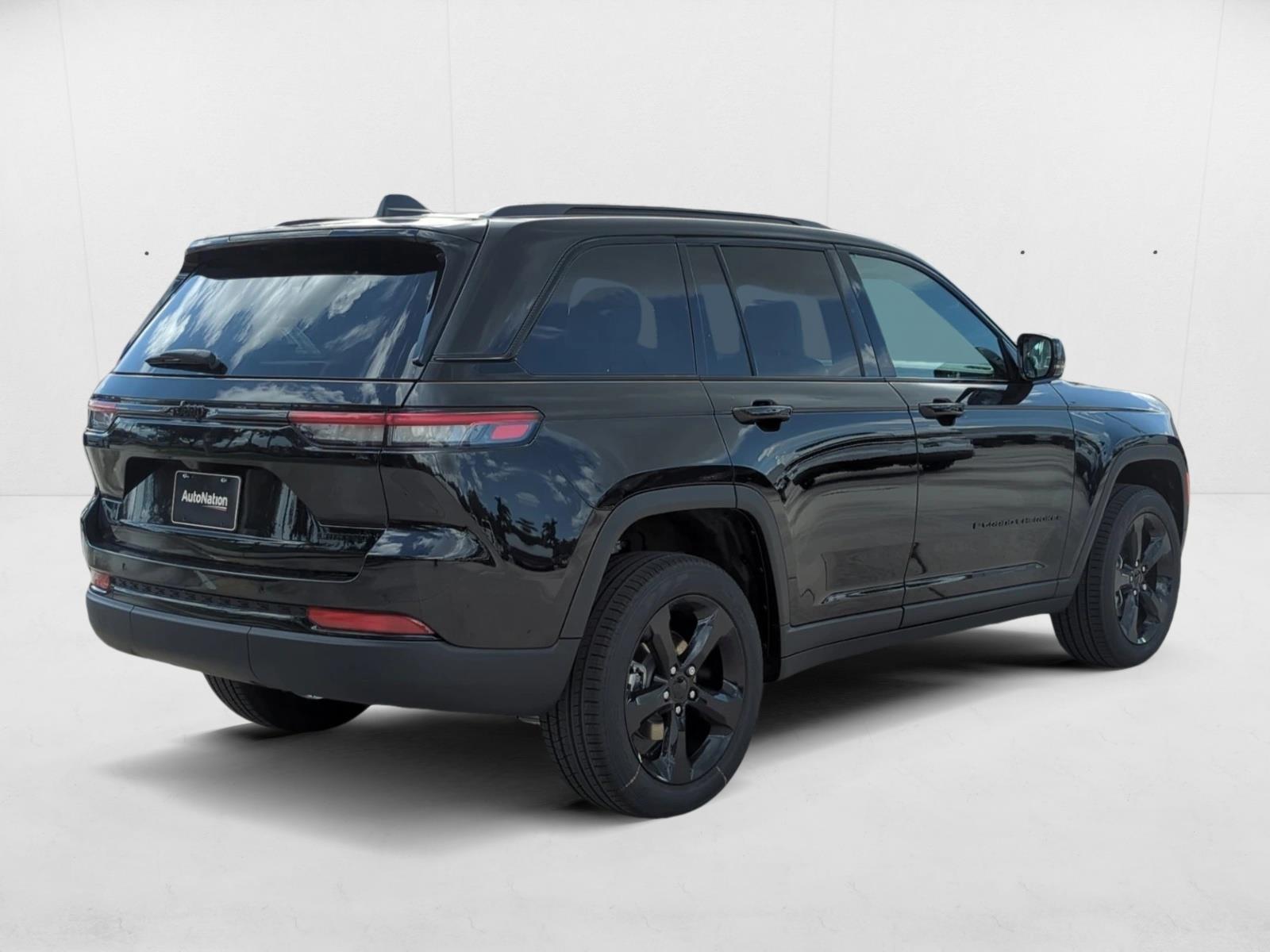 2025 Jeep Grand Cherokee Limited photo 2