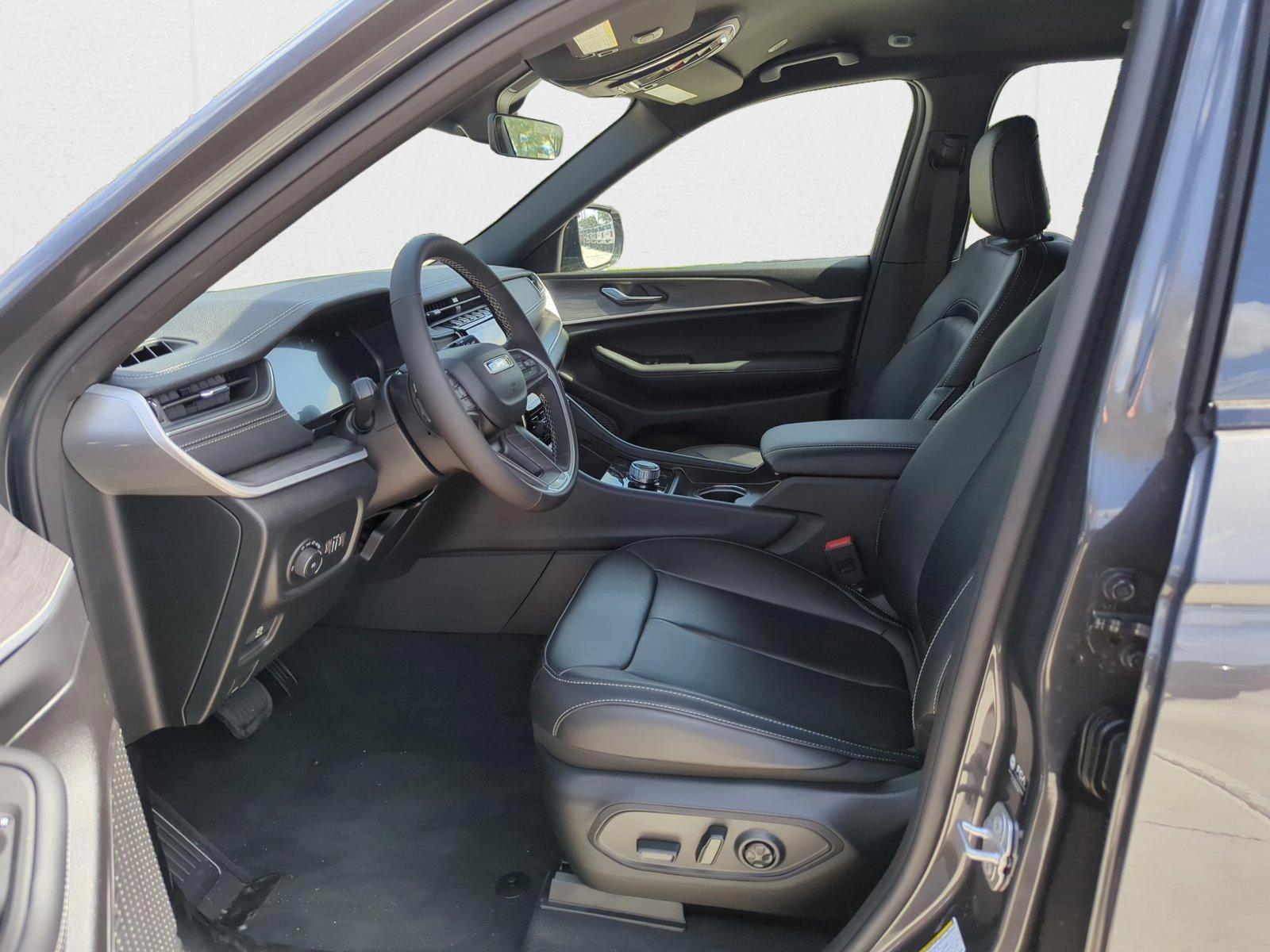 2025 Jeep Grand Cherokee Limited photo 3