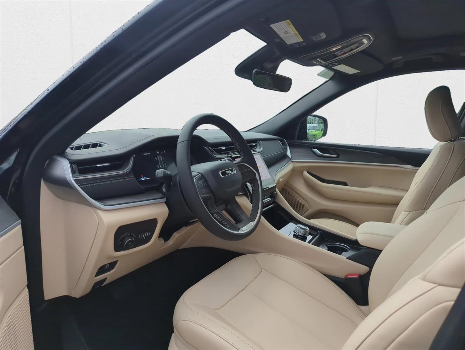 2025 Jeep Grand Cherokee Limited photo 3