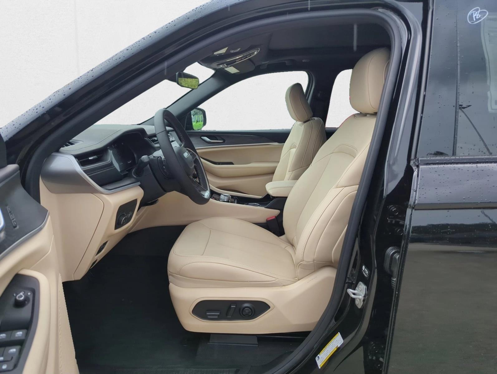 2025 Jeep Grand Cherokee Limited photo 4