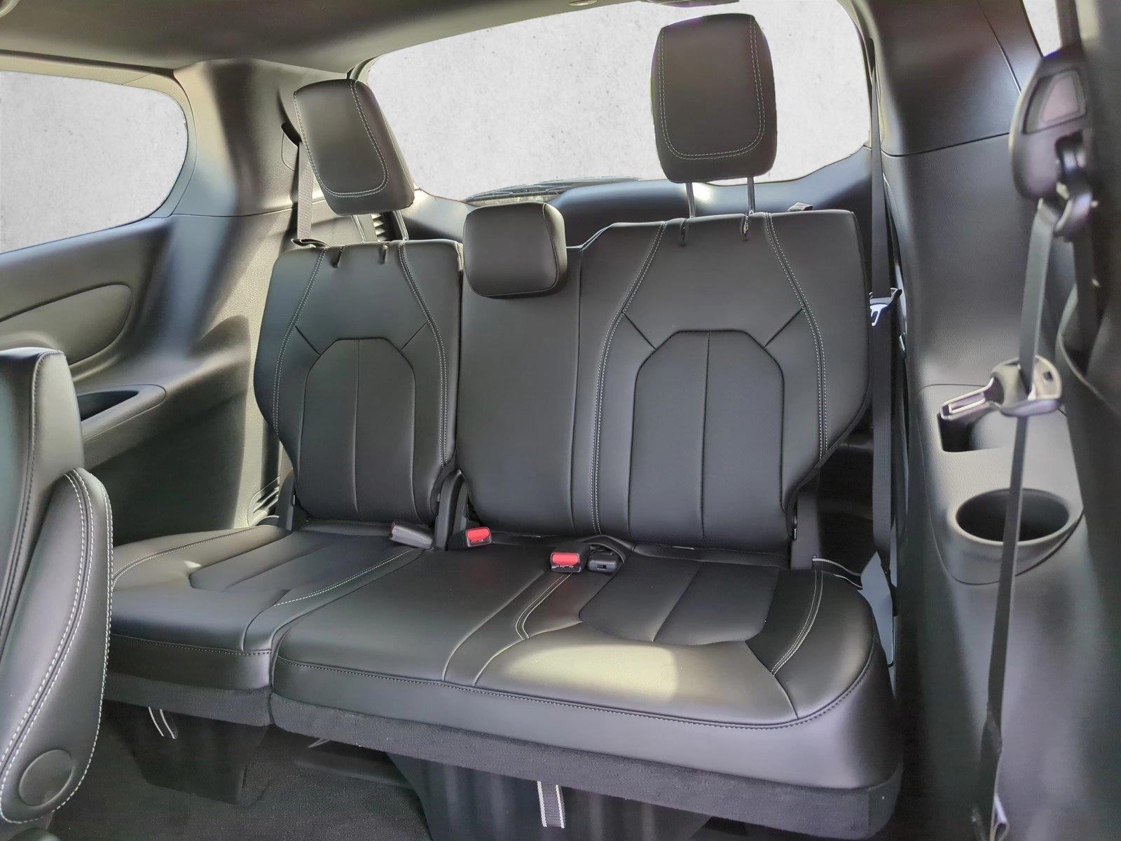 2025 Chrysler Pacifica Select - Photo 16