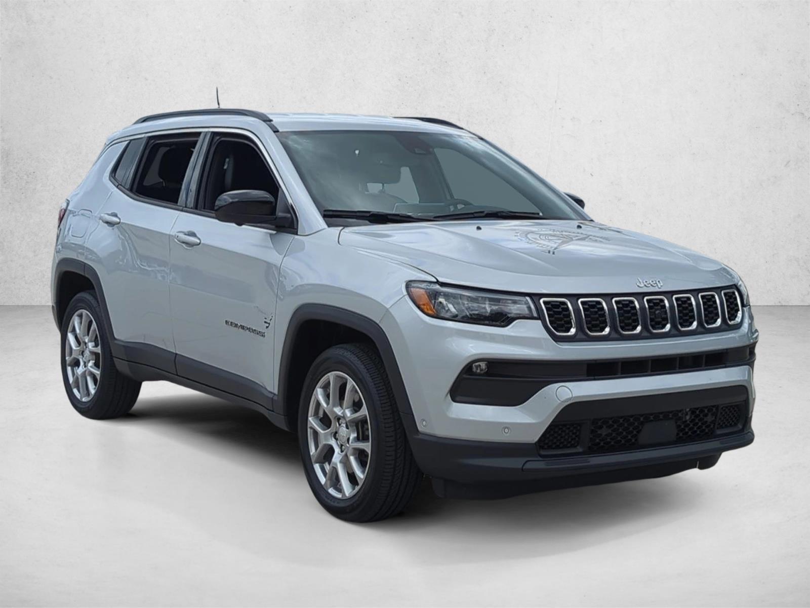 2024 Jeep Compass Latitude Lux photo 3