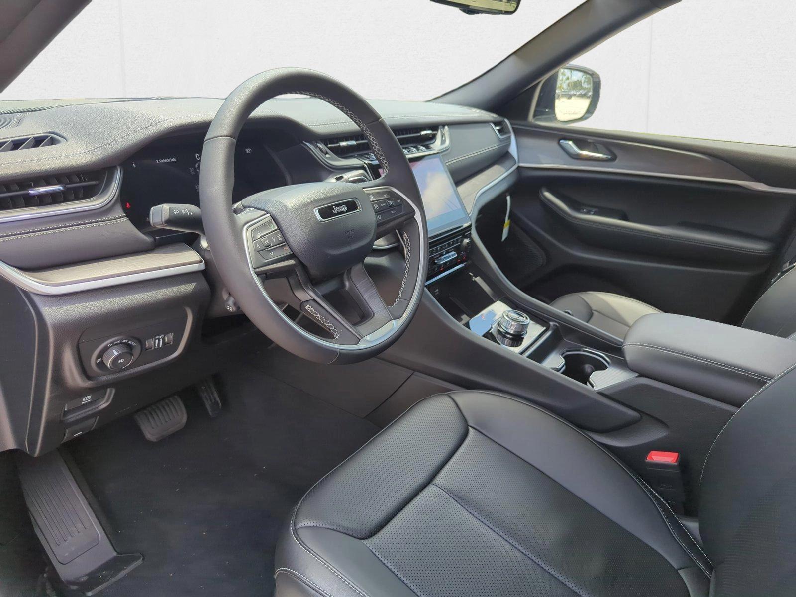 2025 Jeep Grand Cherokee Limited photo 3