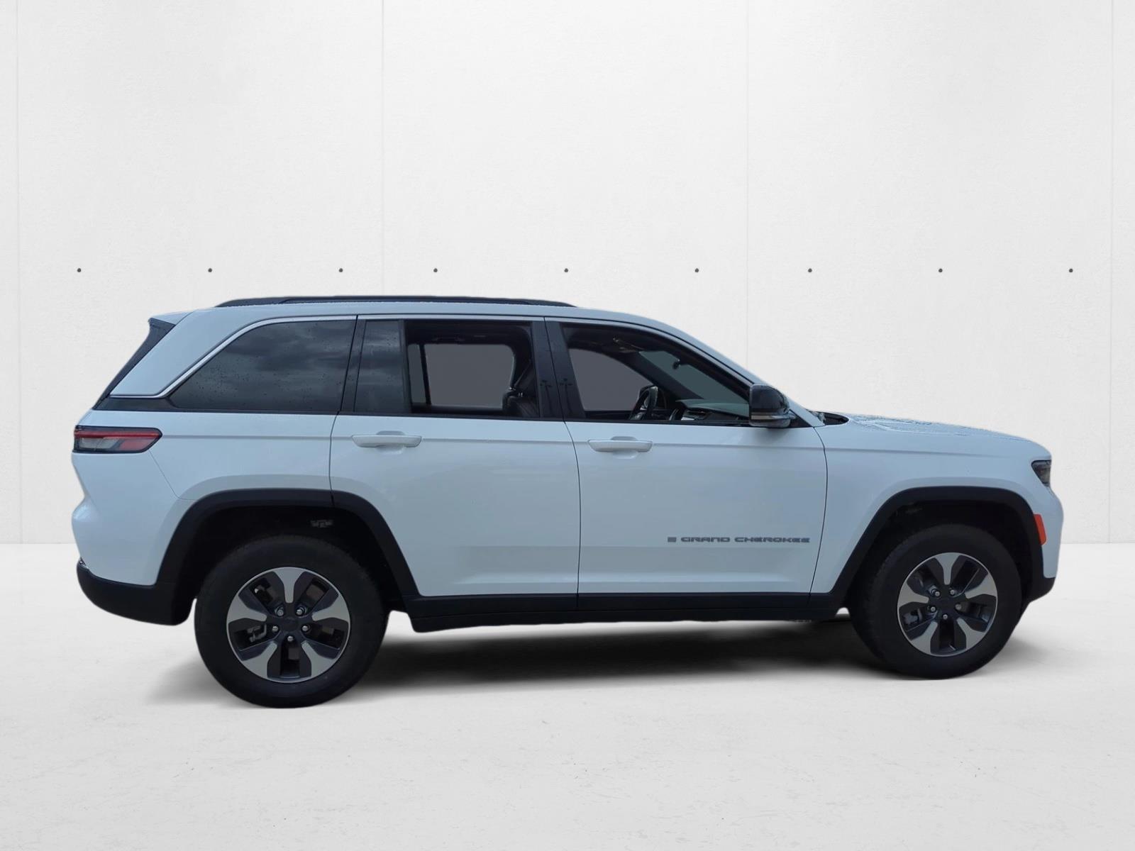 2025 Jeep Cherokee Sport photo 4