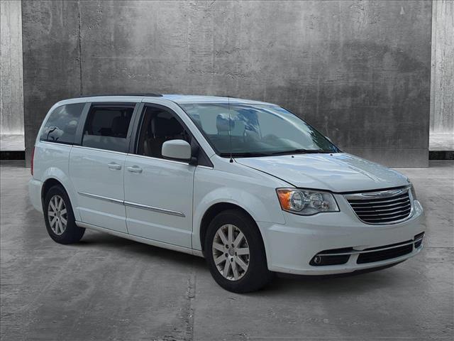 2016 Chrysler Town & Country Touring photo 3
