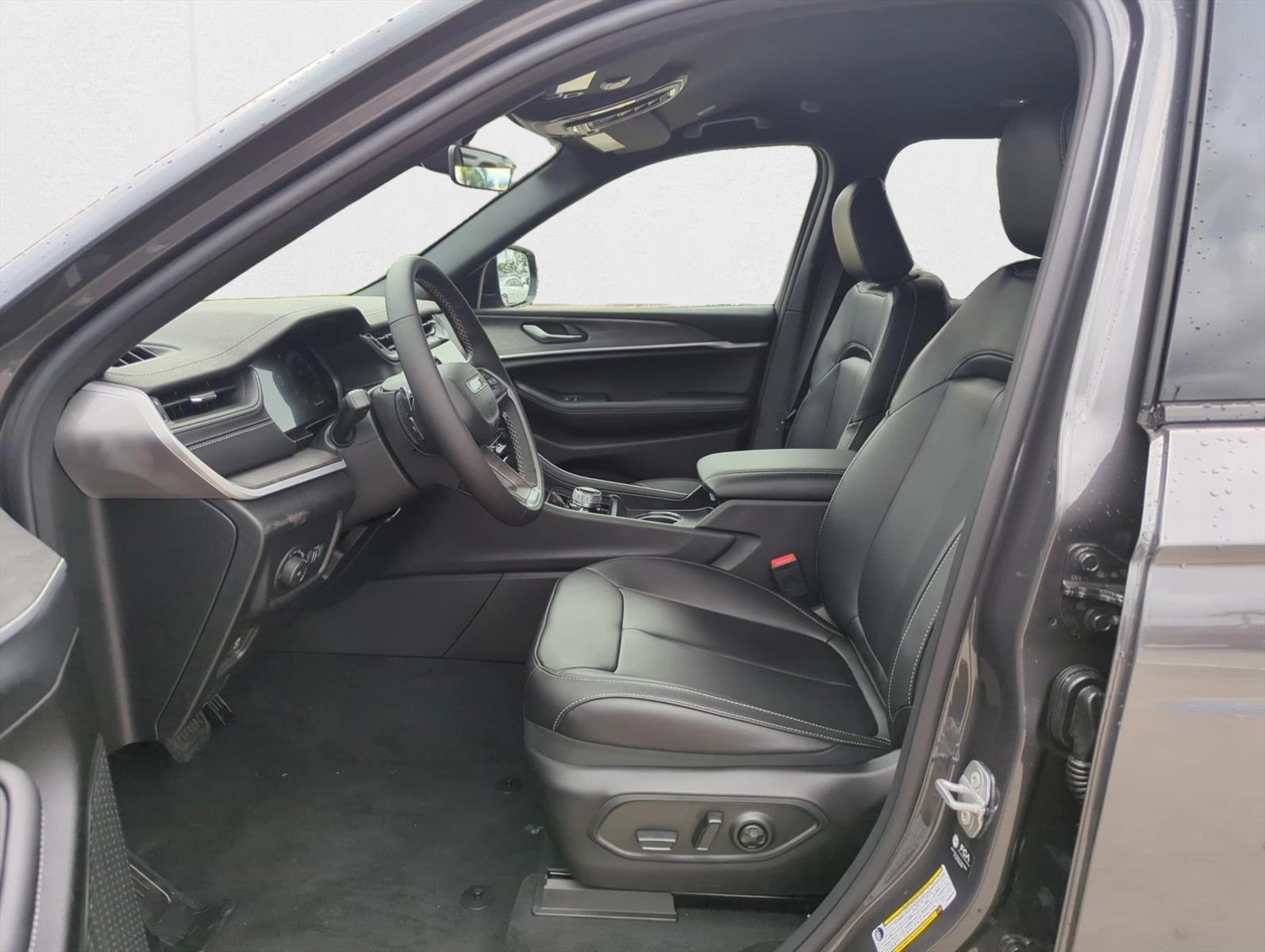 2025 Jeep Grand Cherokee Limited photo 4