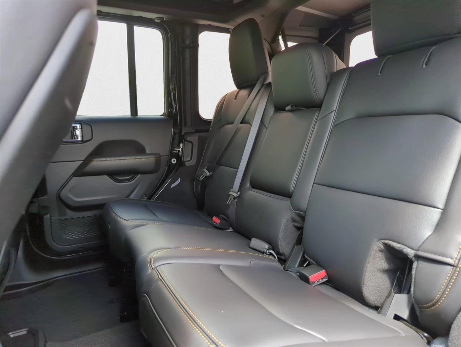 2025 Jeep Wrangler 4-Door Sahara - Photo 16