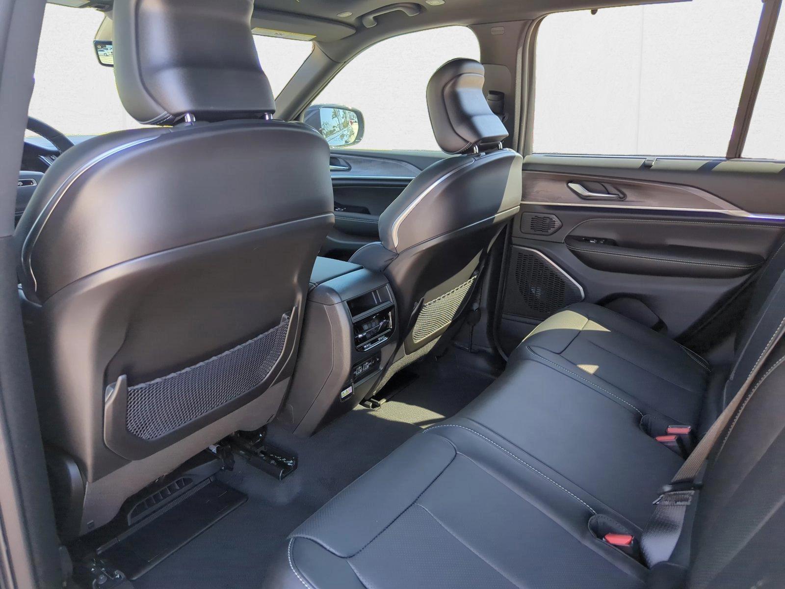 2025 Jeep Grand Cherokee Overland - Photo 18