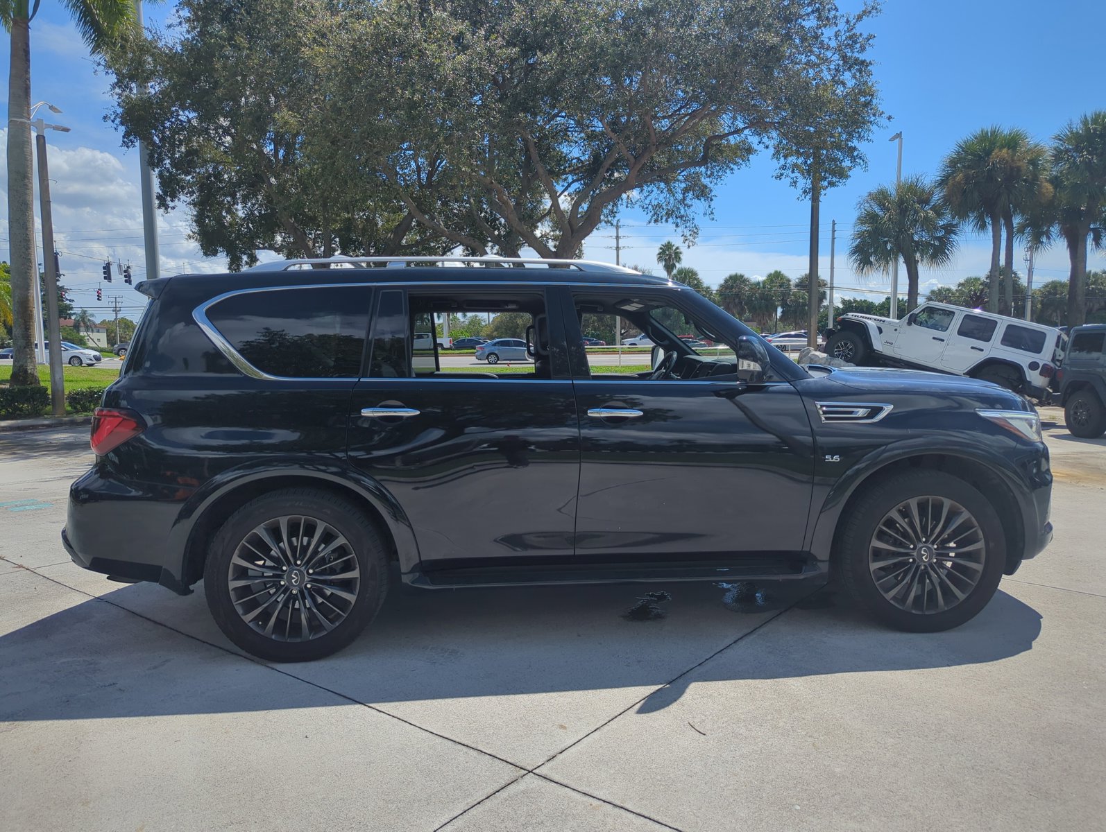 2020 Infiniti QX80 Luxe photo 2