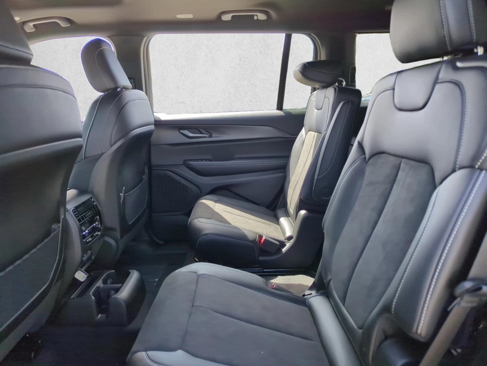 2025 Jeep Grand Cherokee L Altitude - Photo 17