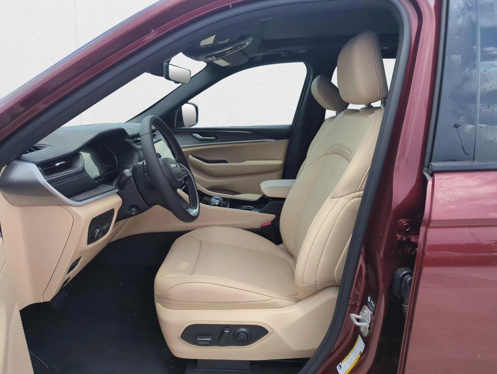 2025 Jeep Grand Cherokee Limited photo 2