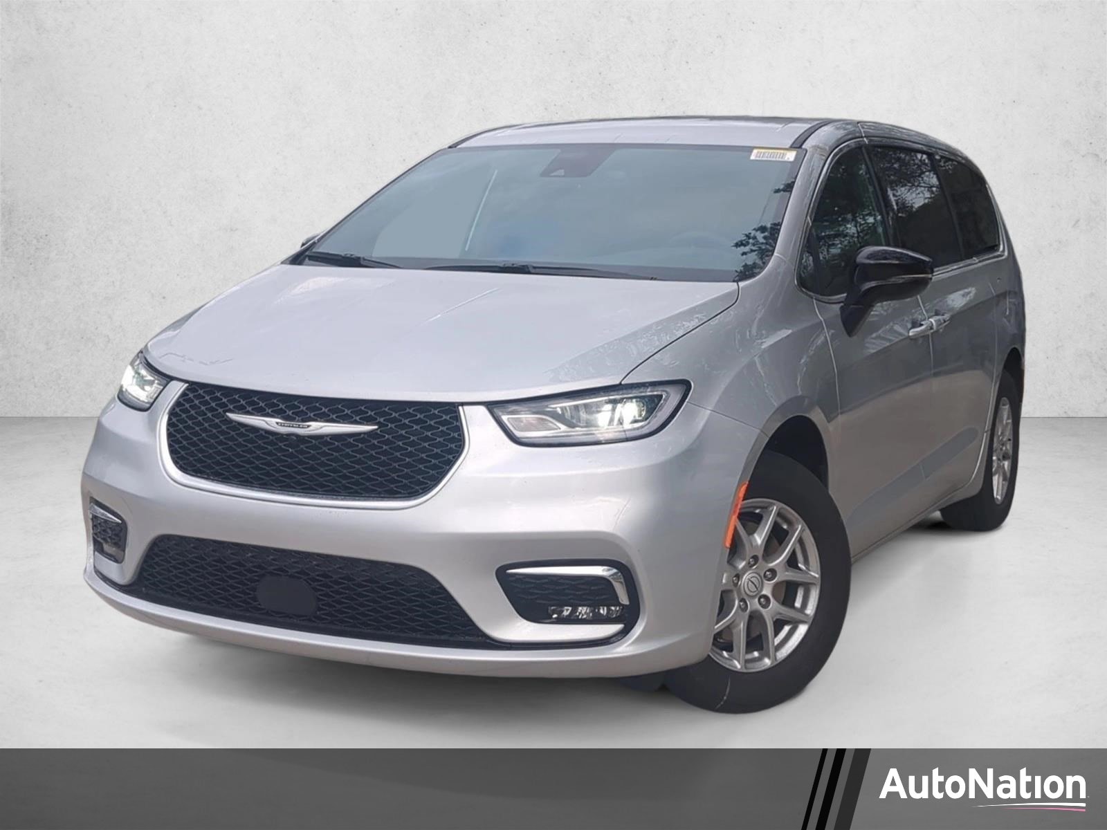 2026 Chrysler Pacifica Select's photo