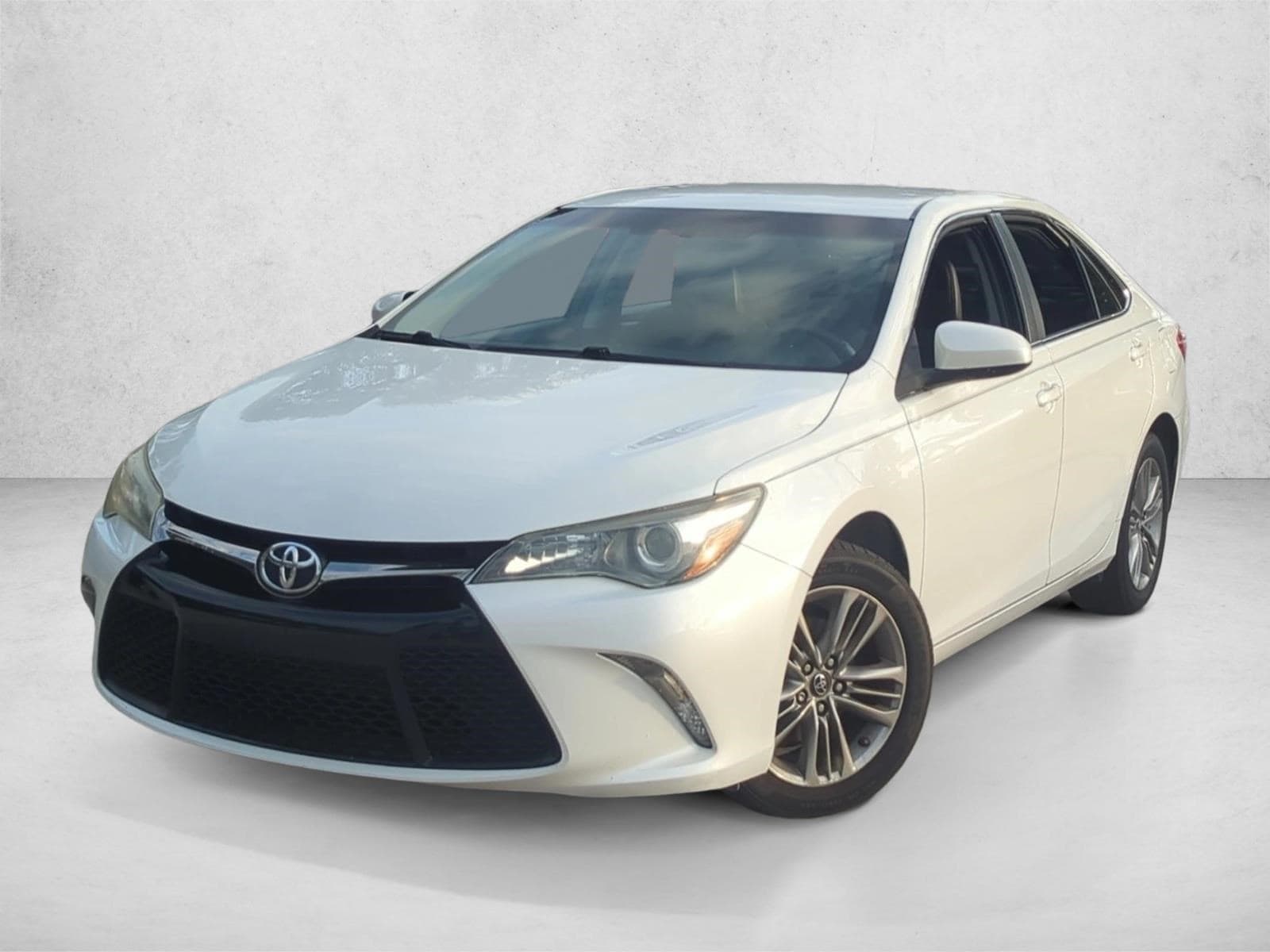 2017 Toyota Camry SE's photo