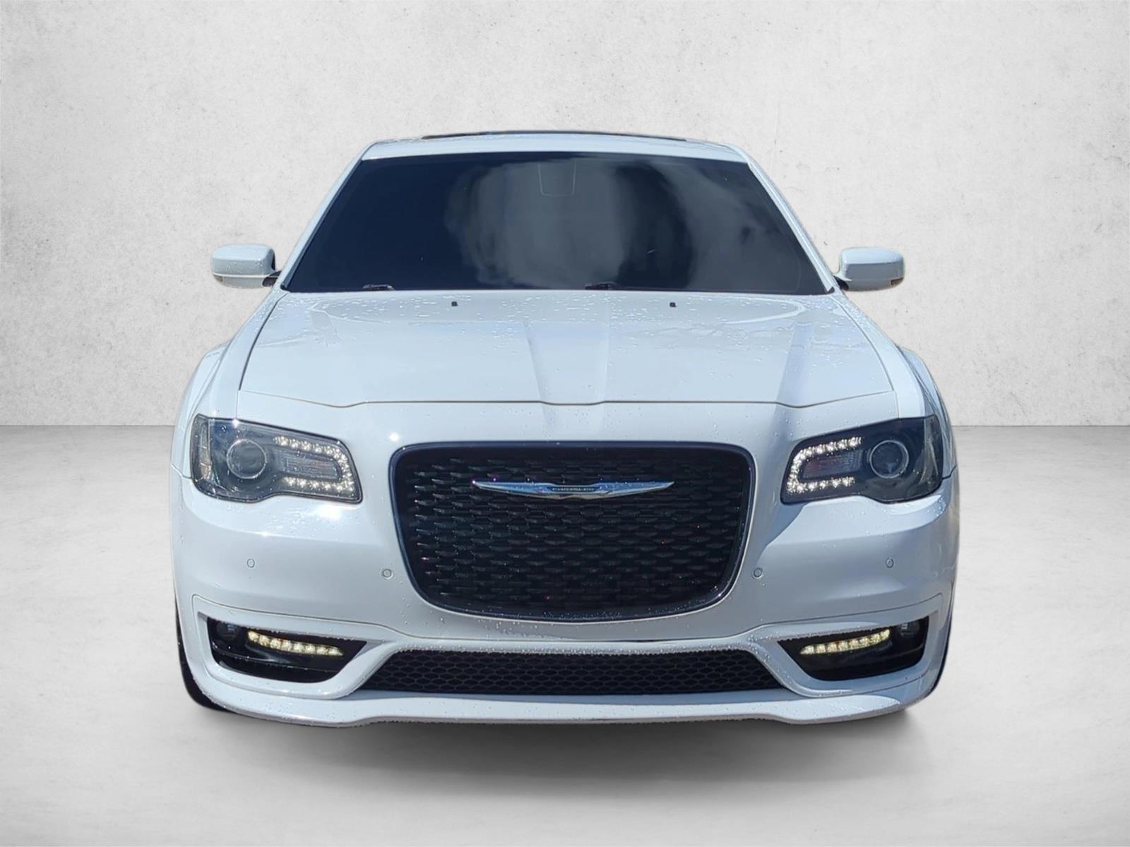 2018 Chrysler 300 photo 2