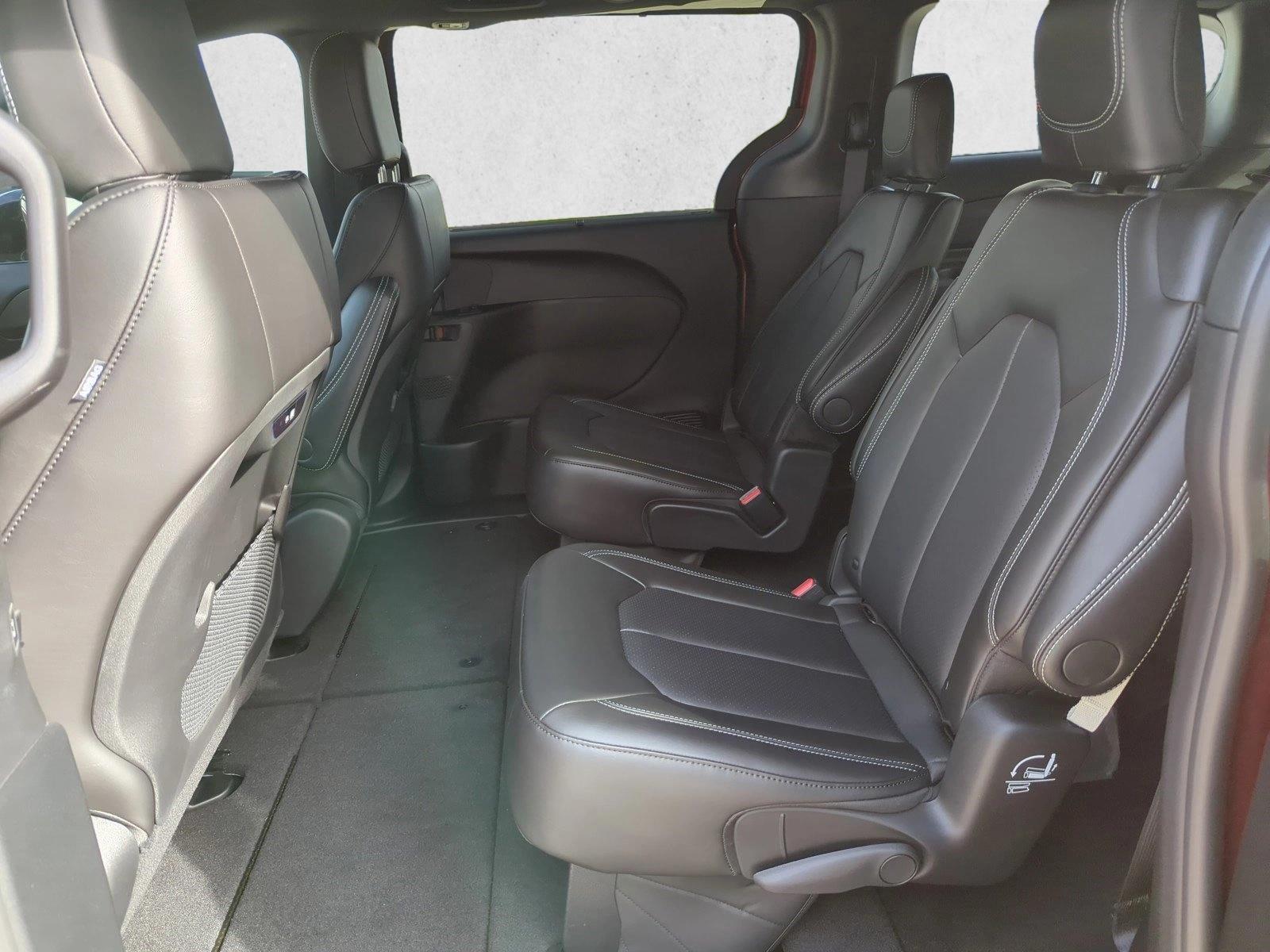 2025 Chrysler Pacifica Select - Photo 15