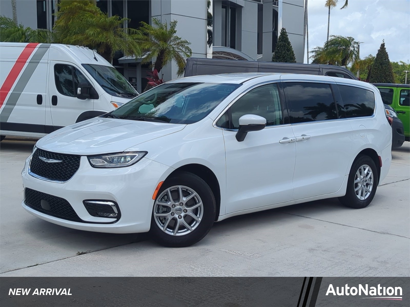 2023 Chrysler Pacifica Touring L's photo