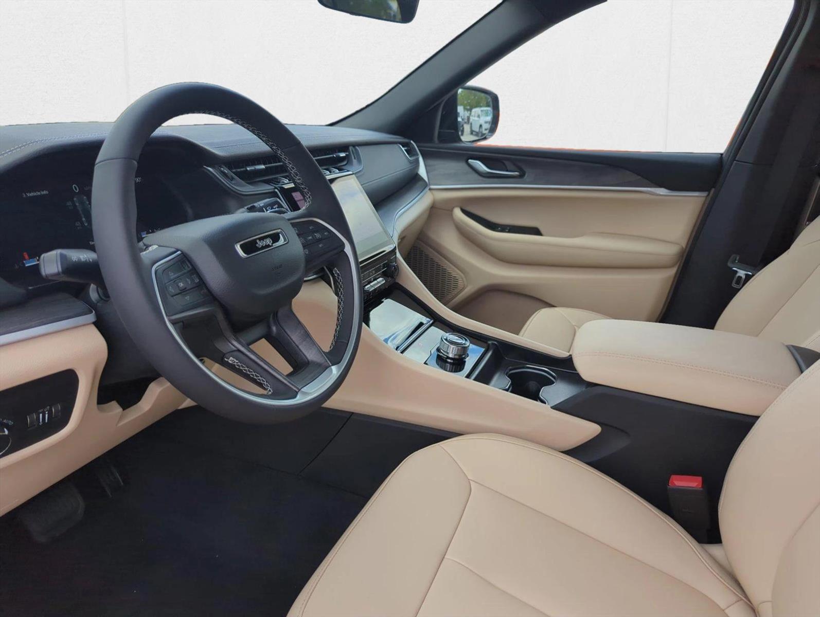 2025 Jeep Grand Cherokee Limited photo 3