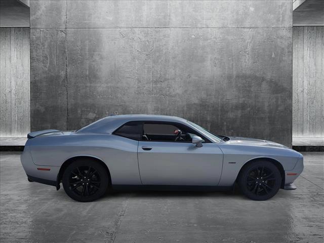 2016 Dodge Challenger R/T Plus photo 4