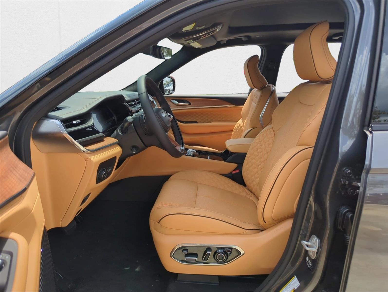 2025 Jeep Grand Cherokee Summit Reserve photo 4