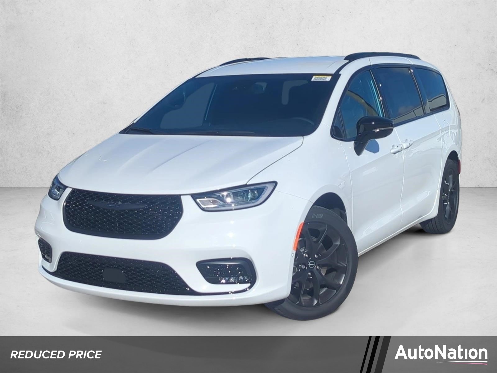 2026 Chrysler Pacifica Select's photo