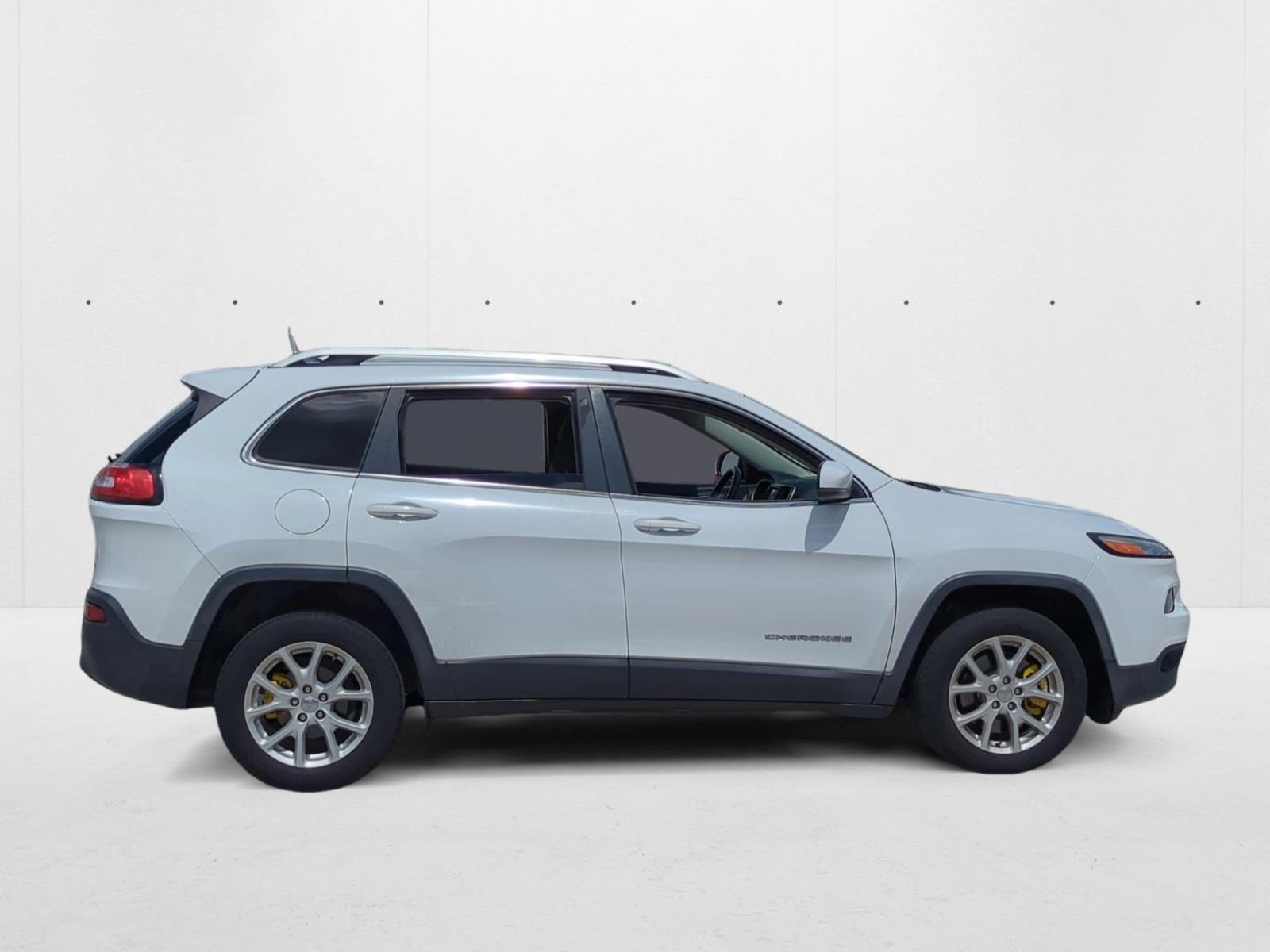 2017 Jeep Cherokee Latitude Sport photo 4