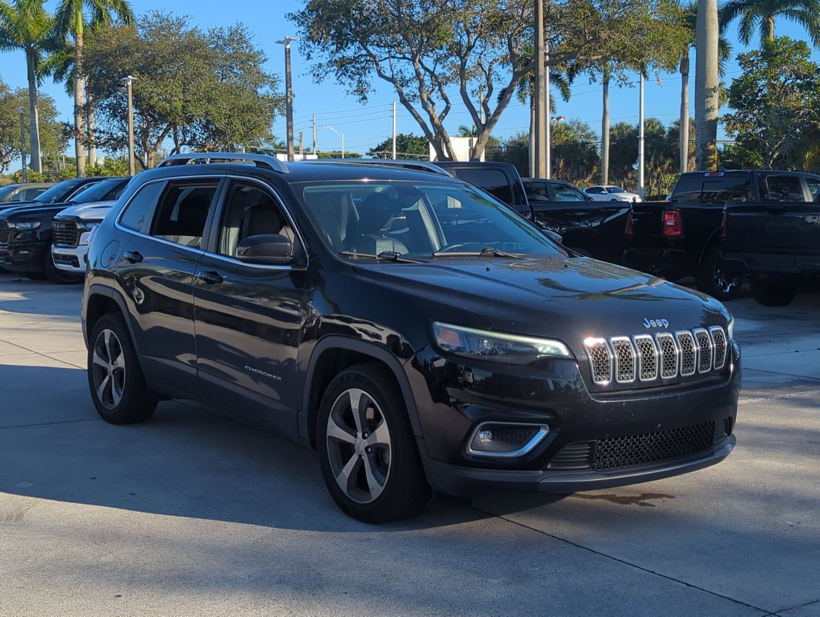2019 Jeep Cherokee Limited Sport photo 3