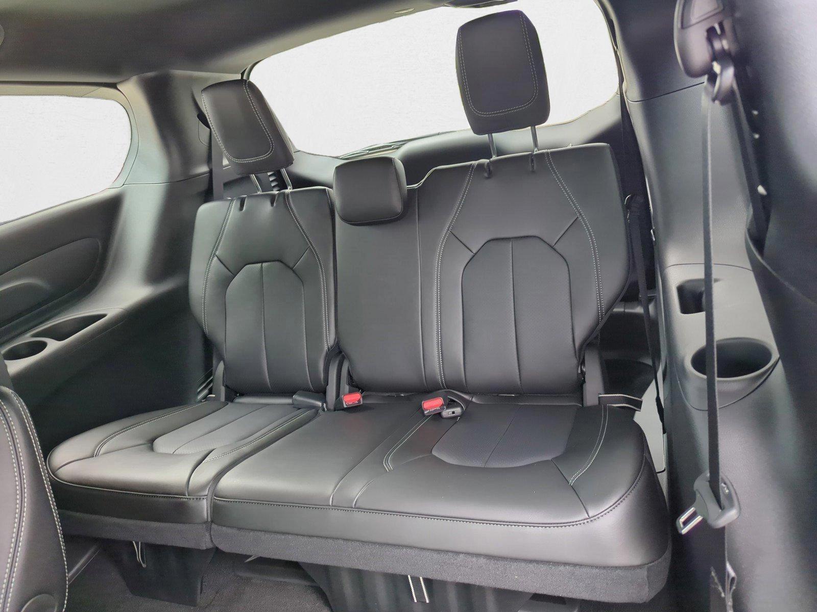 2025 Chrysler Pacifica Select - Photo 16