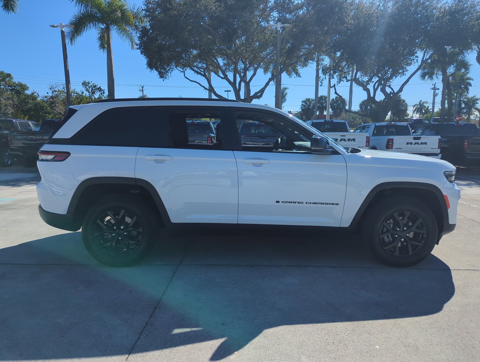 2024 Jeep Grand Cherokee Altitude Sport photo 4