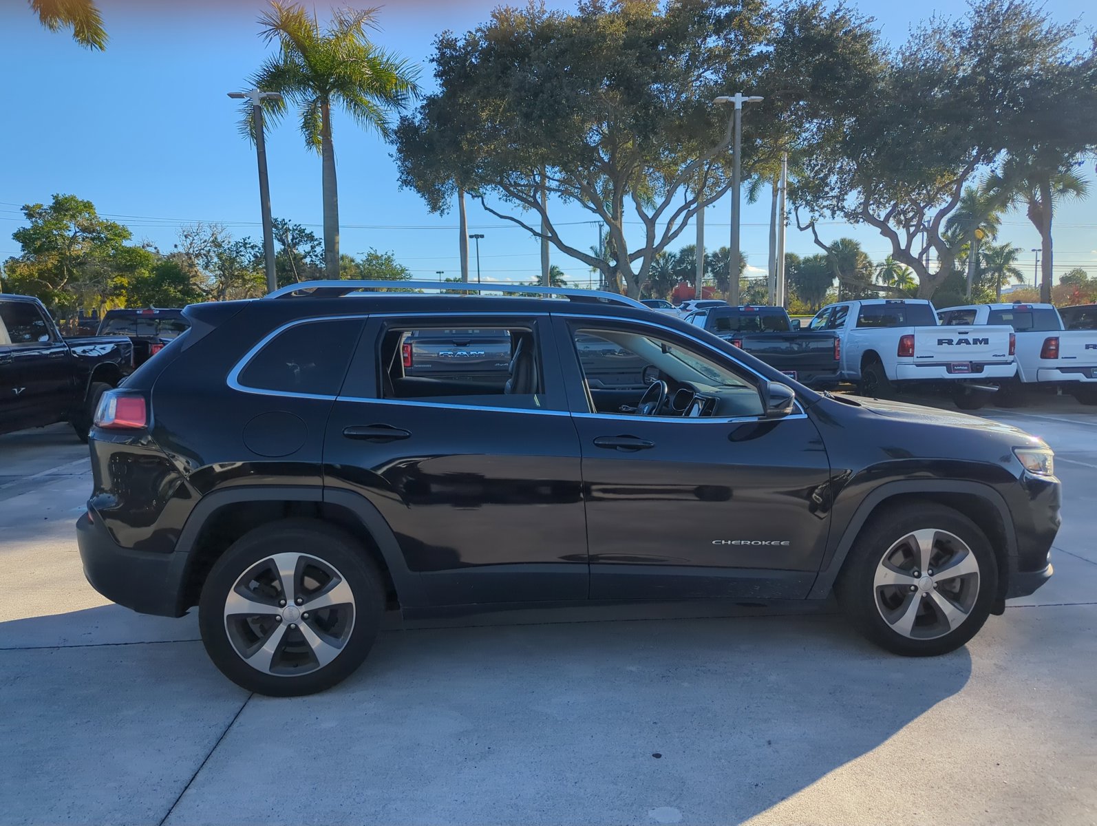 2019 Jeep Cherokee Limited Sport photo 4