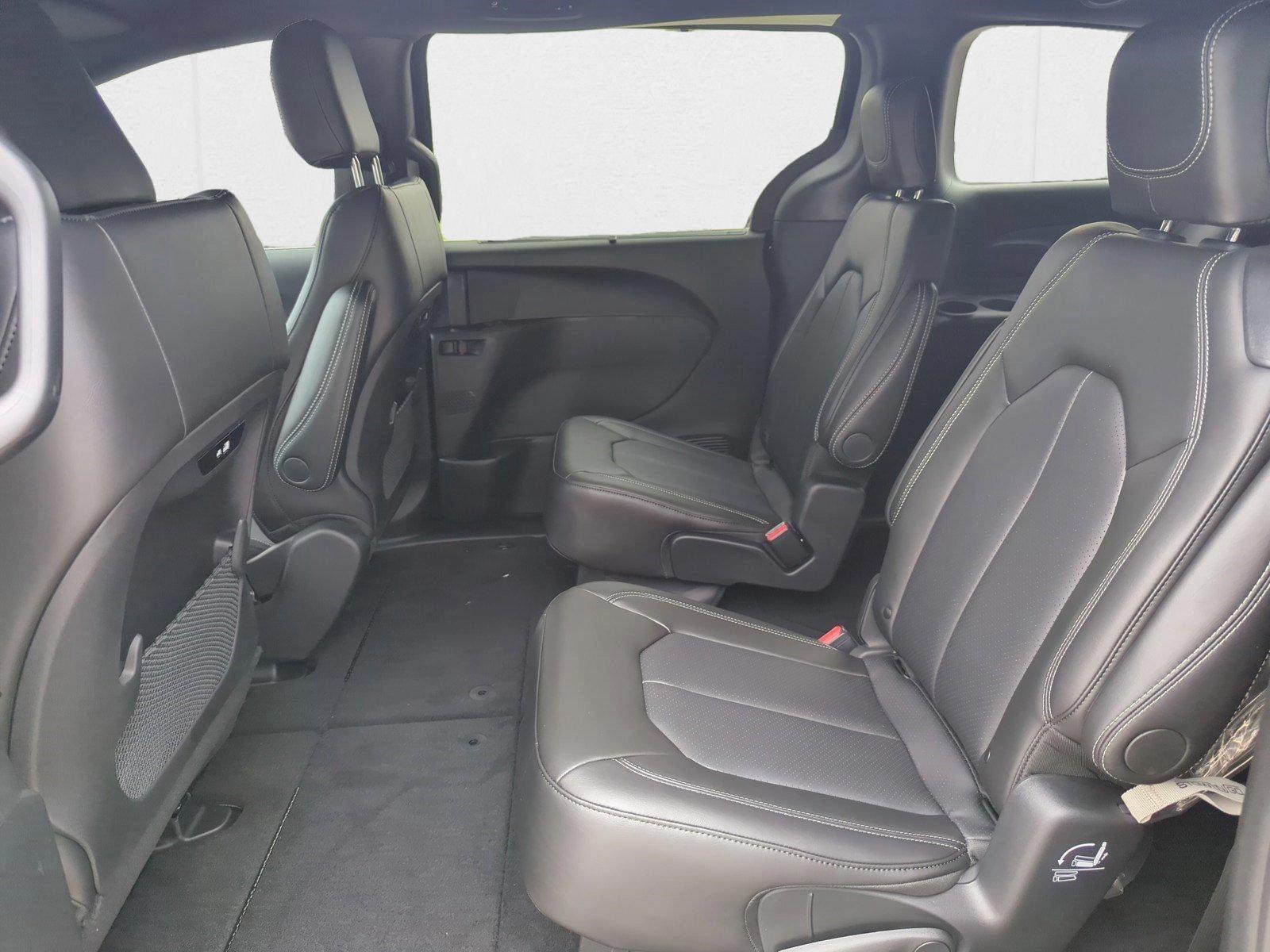2025 Chrysler Pacifica Select - Photo 15